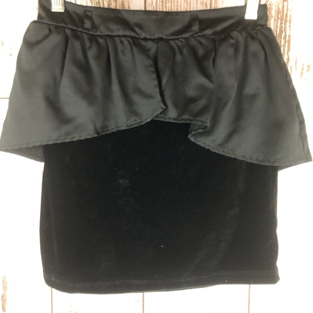 Disney Signed Skirt, Size Large. In excellent condition!!